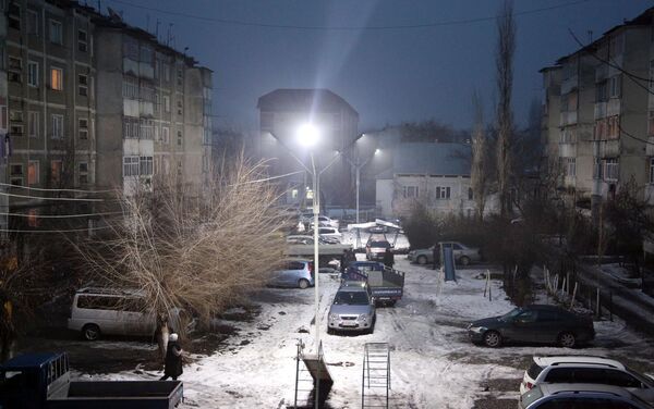Они поблагодарили градоначальника за освещение придомовой территории. - Sputnik Кыргызстан