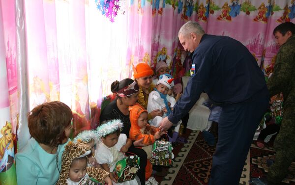 Военнослужащие авиационной базы ОДКБ Кант стали гостями новогоднего утренника в Республиканском специализированном доме ребенка города Токмока - Sputnik Кыргызстан
