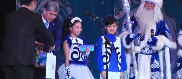 Дети со всех уголков страны смотрели с Атамбаевым новогоднее шоу Дети со всех уголков страны смотрели с Атамбаевым новогоднее шоу - Sputnik Кыргызстан