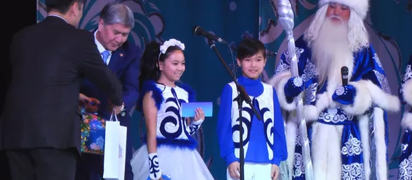 Дети со всех уголков страны смотрели с Атамбаевым новогоднее шоу Дети со всех уголков страны смотрели с Атамбаевым новогоднее шоу - Sputnik Кыргызстан