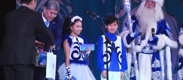 Аяз ата, Аяз кыз, президенттен белек. Атамбаев президенттик балатыга катышты - Sputnik Кыргызстан