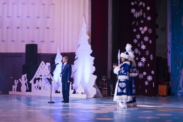 Президентская новогодняя елка с участием Алмазбека Атамбаева в Бишкеке - Sputnik Кыргызстан