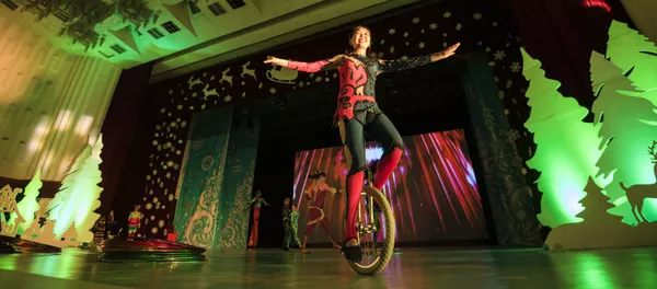 Президентская новогодняя елка с участием Алмазбека Атамбаева в Бишкеке Президентская новогодняя елка с участием Алмазбека Атамбаева в Бишкеке - Sputnik Кыргызстан