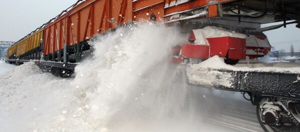Работа снегоуборочной машины по очистке железнодорожных путей - Sputnik Кыргызстан