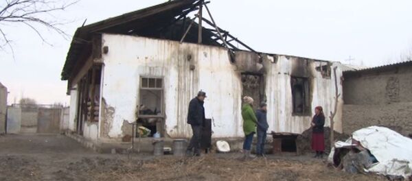 Баткенде өрт жалмаган үйдүн жашоочулары бир бөлмөдө баш калкалап отурат - Sputnik Кыргызстан