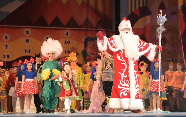 В Кыргызской национальной филармонии имени Токтогула Сатылганова прошло праздничное новогоднее представление для школьников Бишкека с участием мэра Албека Ибраимова В Кыргызской национальной филармонии имени Токтогула Сатылганова прошло праздничное новогоднее представление для школьников Бишкека с участием мэра Албека Ибраимова - Sputnik Кыргызстан