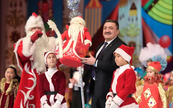 Артисты театра Таберик поставили красочный новогодний спектакль Фабрика Деда Мороза с Аяз Атой, Бабой Ягой, Уста бала (подмастерье), Королевой цветов и Нарциссом Артисты театра Таберик поставили красочный новогодний спектакль Фабрика Деда Мороза с Аяз Атой, Бабой Ягой, Уста бала (подмастерье), Королевой цветов и Нарциссом - Sputnik Кыргызстан