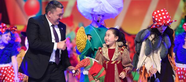 В Кыргызской национальной филармонии имени Токтогула Сатылганова прошло праздничное новогоднее представление для школьников Бишкека с участием мэра Албека Ибраимова - Sputnik Кыргызстан