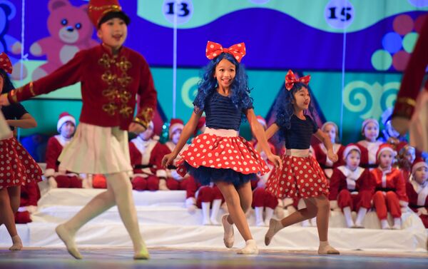 Зрителям показали сказочное производство подарков, а до начала спектакля более 40 аниматоров развлекали маленьких бишкекчан речевками, играми и загадками - Sputnik Кыргызстан