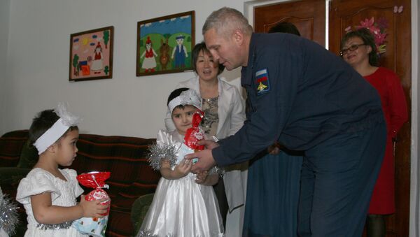 Военнослужащие авиабазы ОДКБ Кант поздравили с наступающим Новым годом воспитанников Кантского детского патронатно-адаптационного центра Умут - Sputnik Кыргызстан