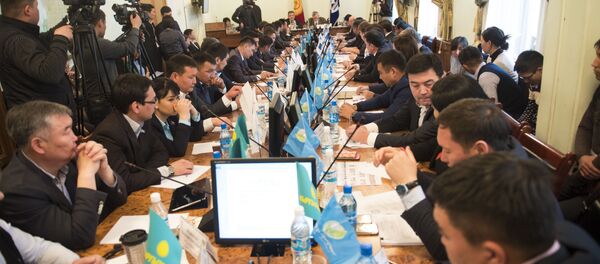 Депутаты Бишкекского  горкенеша на первом заседании - Sputnik Кыргызстан