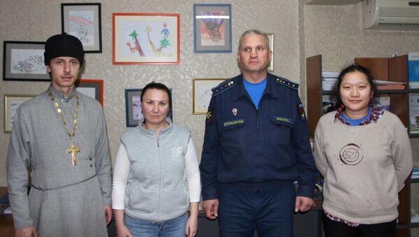 Военнослужащие авиабазы ОДКБ Кант поздравили детей-аутистов в Рука в руке - Sputnik Кыргызстан