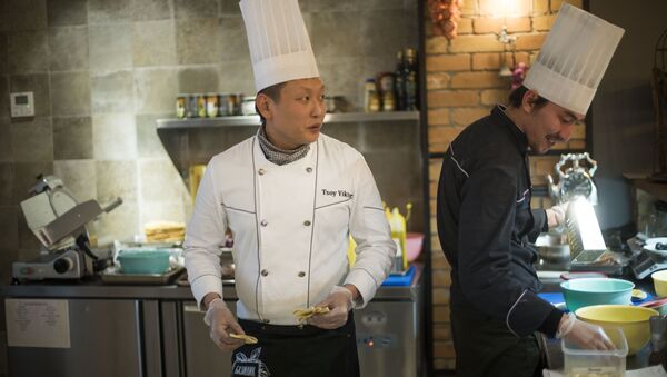 Профессиональный шеф-повар Виктор Цой во время работы на кухне - Sputnik Кыргызстан