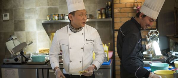 Профессиональный шеф-повар Виктор Цой во время работы на кухне - Sputnik Кыргызстан