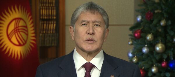 Новогоднее поздравление президента Алмазбека Атамбаева — 2017 - Sputnik Кыргызстан