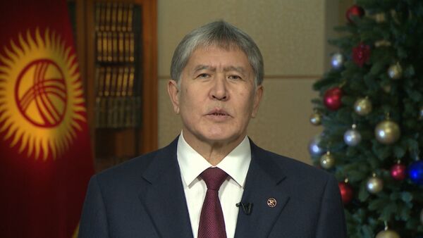 Новогоднее поздравление президента Алмазбека Атамбаева — 2017 - Sputnik Кыргызстан