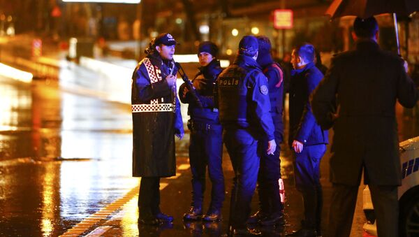 Сотрудники полиции Турции на месте нападения на ночной клуб в Стамбуле - Sputnik Кыргызстан