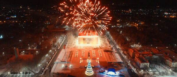 Борбор калаанын Ала-Тоо аянтында атылган майрамдык салюттун асмандан көрүнүшү - Sputnik Кыргызстан