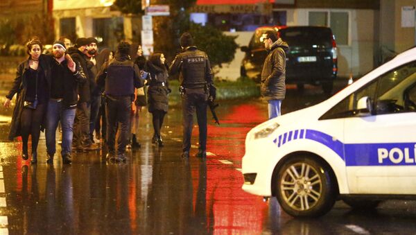 Сотрудники полиции и пострадавшие на месте нападения на ночной клуб в Стамбуле. Архивное фото - Sputnik Кыргызстан