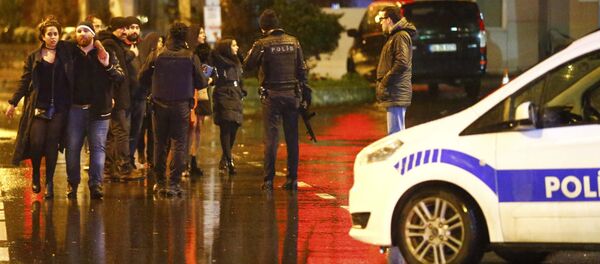 Сотрудники полиции и пострадавщие на месте нападения на ночной клуб в Стамбуле - Sputnik Кыргызстан