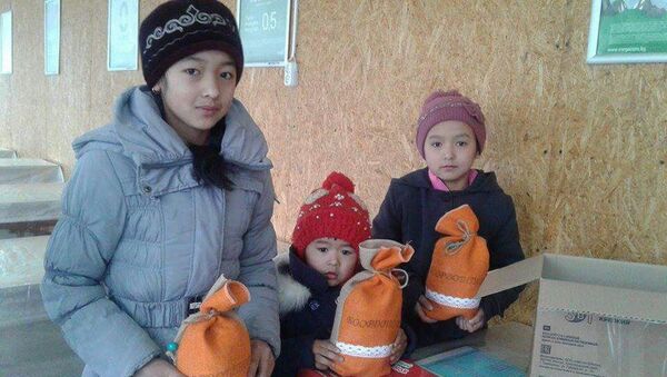 Москва шаарында өрттөн каза болгон кыргызстандыктардын балдарына жаңы жылдык белектер тапшырылды - Sputnik Кыргызстан