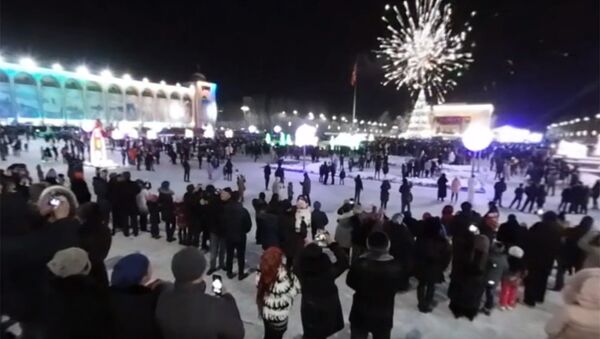 Новогодний салют в Бишкеке — панорамное видео 360. Крутите камеру, как хотите - Sputnik Кыргызстан