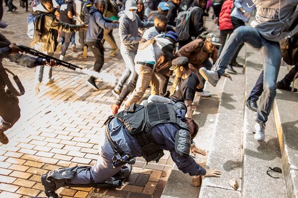 Столкновение студентов и полицейских в Йоханнесбурге, ЮАР - Sputnik Кыргызстан