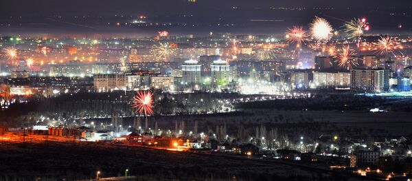Фотофакт: завораживающая панорама новогоднего салюта в Бишкеке Фотофакт: завораживающая панорама новогоднего салюта в Бишкеке - Sputnik Кыргызстан