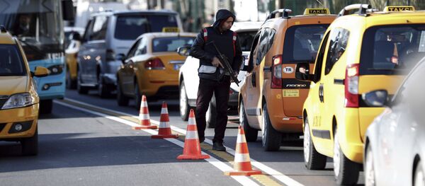 Сотрудник турецкой полиции проверяет людей возле сцены на следующий день после нападения на популярном ночном клубе в Стамбуле - Sputnik Кыргызстан