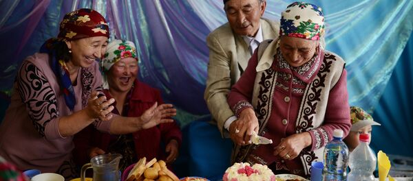 Празднование золотой свадьбы в семье алтайских казахов Дюсенби и Марии Кобдобаевых - Sputnik Кыргызстан