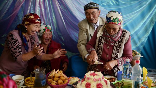 Празднование золотой свадьбы в семье алтайских казахов Дюсенби и Марии Кобдобаевых - Sputnik Кыргызстан