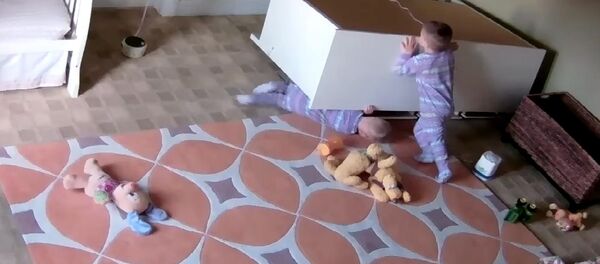 В США двухлетний ребенок спас брата-близнеца В США двухлетний ребенок спас брата-близнеца - Sputnik Кыргызстан