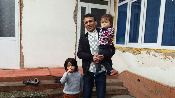 28-летний гражданин Кыргызстана Яхья Машрапова с дочерьми, который подозревался в совершении теракта в стамбульском ночном клубе Reina в новогоднюю ночь - Sputnik Кыргызстан