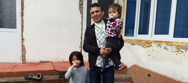 28-летний гражданин Кыргызстана Яхья Машрапова с дочерьми, который подозревался в совершении теракта в стамбульском ночном клубе Reina в новогоднюю ночь - Sputnik Кыргызстан