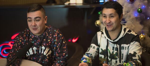 Участники команды КВН Азия MIX Элдияр Кененсаров и Сергей Душимов во время интервью агентству Sputnik Кыргызстан в Бишкеке Участники команды КВН Азия MIX Элдияр Кененсаров и Сергей Душимов во время интервью агентству Sputnik Кыргызстан в Бишкеке - Sputnik Кыргызстан