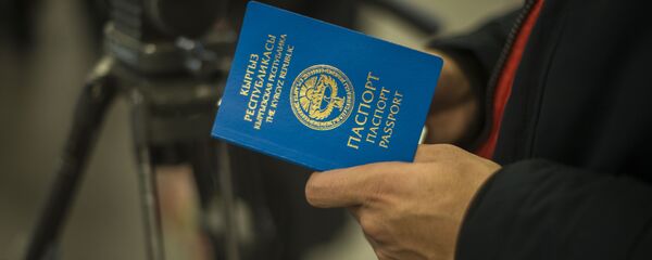 Жалпы жарандык паспорт көтөргөн киши. Архив - Sputnik Кыргызстан