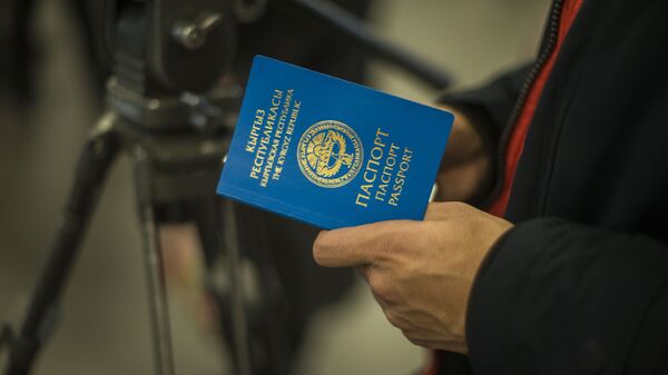 Мужчина с заграничным паспортом гражданина КР в аэропорту. Архивное фото - Sputnik Кыргызстан