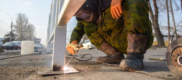 Установка металлических ограждений на проспекте Дэн Сяопина от улицы Интергельпо до Алыкулова - Sputnik Кыргызстан