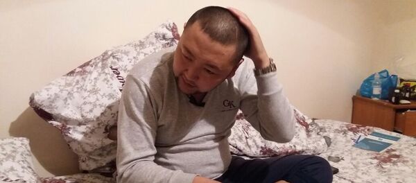 Житель села Мады Кара-Суйского района Ошской области Акжол Калбаев, которого в течение 10 дней держали в заложниках в Ходженте. Житель села Мады Кара-Суйского района Ошской области Акжол Калбаев, которого в течение 10 дней держали в заложниках в Ходженте. - Sputnik Кыргызстан