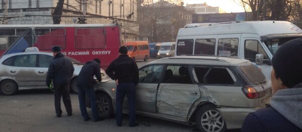 ДТП с участием троллейбуса на пересечении Чуй и Абдрахманова в Бишкеке - Sputnik Кыргызстан