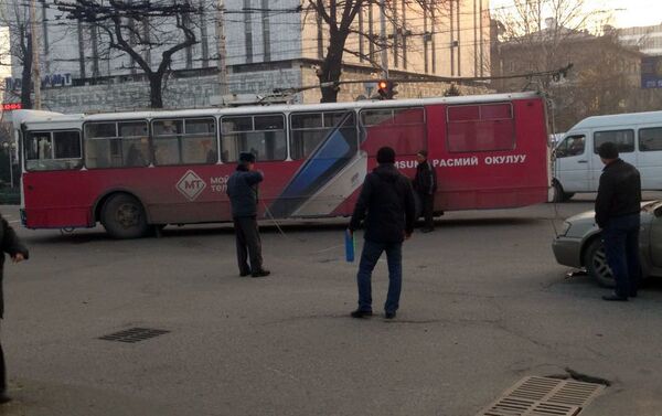 В Бишкеке на пересечении улиц Абдрахманова и Киевской троллейбус столкнулся с легковой машиной - Sputnik Кыргызстан
