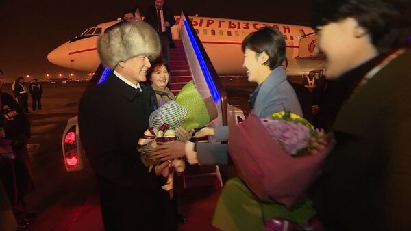 Как в Китае встретили президента и первую леди Кыргызстана — кадры прибытия - Sputnik Кыргызстан