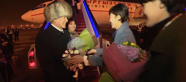 Как в Китае встретили президента и первую леди Кыргызстана — кадры прибытия - Sputnik Кыргызстан
