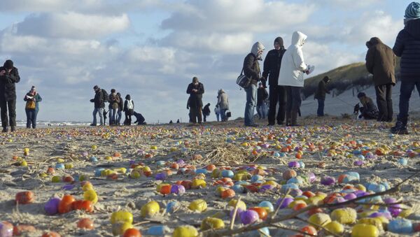 Пластиковые яйца на пляже немецкого острова в Северном море Лангеог - Sputnik Кыргызстан