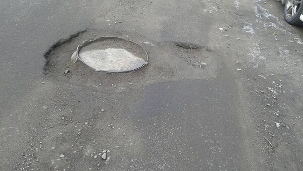 Дыры по улице Скрябина, которые появились после прошлогоднего декабрьского ремонта - Sputnik Кыргызстан