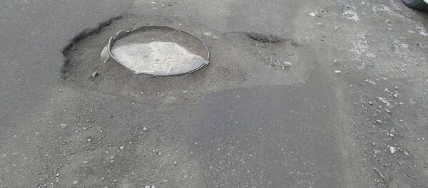 Дыры по улице Скрябина, которые появились после прошлогоднего декабрьского ремонта - Sputnik Кыргызстан