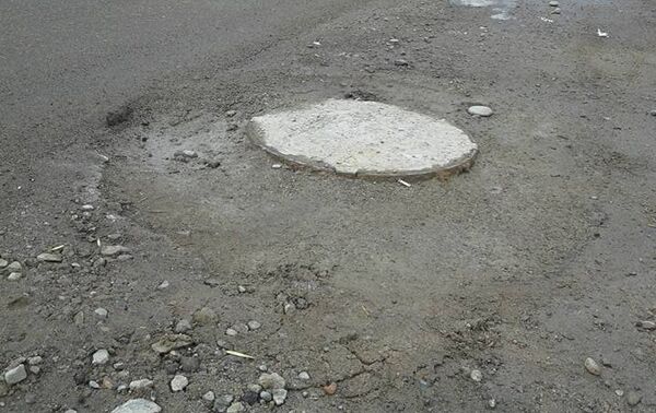 По утверждению Калдыбаева, дыры образовались из-за того, что края люков залили обычным цементом - Sputnik Кыргызстан