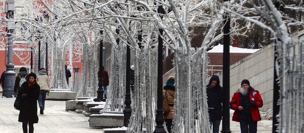 Прохожие в одной из улиц Москвы. Архивное фото - Sputnik Кыргызстан