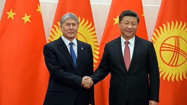 Президент Кыргызстана Алмазбек Атамбаев во время встречи с председателем Китая Си Цзиньпином в Пекине - Sputnik Кыргызстан