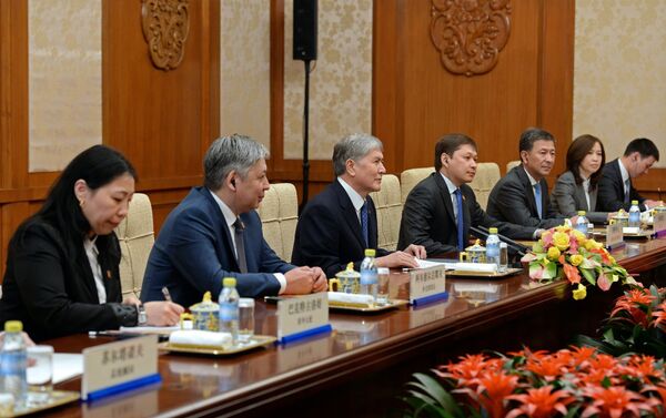 Президент Кыргызстана Алмазбек Атамбаев сегодня встретился с председателем Китая Си Цзиньпином. Главы государств обсудили вопросы сотрудничества - Sputnik Кыргызстан
